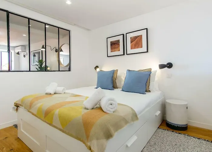 Lovelystay - Turquoise River View I