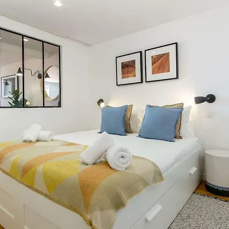 Lovelystay - Turquoise River View I